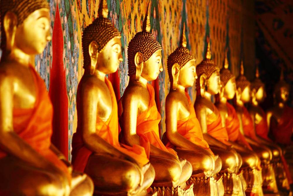 Row of golden buddha statue-1